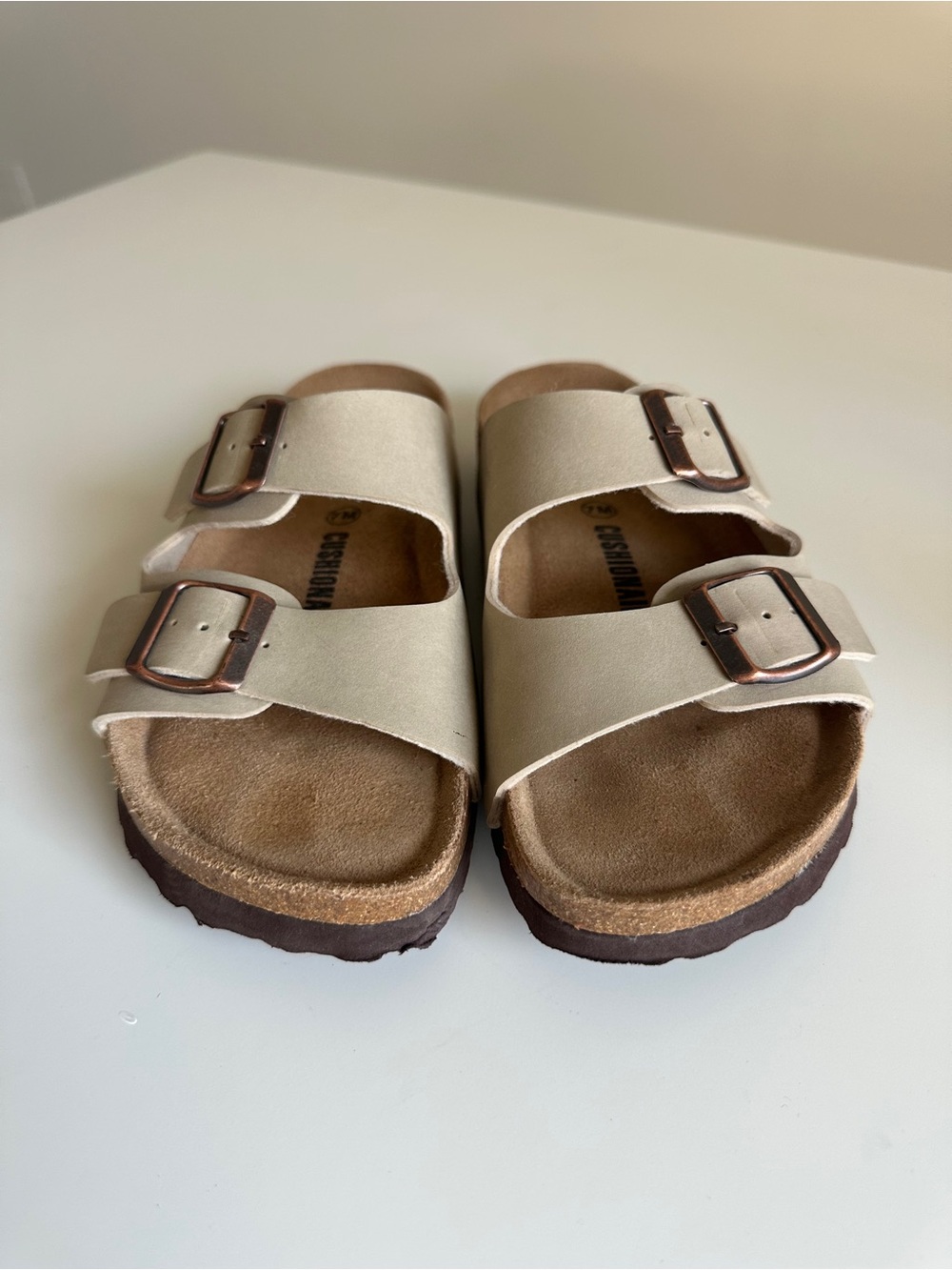 🤍🧡 Cushionaire Lane Cork Footbed Sandals Women’s Size 7M
